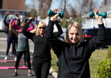  Jamie Benedik es instructora de tres gimnasios en West Islip, un barrio del condado de Suffolk en el estado estadounidense de Nueva York, durante estos días ha visto como han cerrado todos los recintos deportivos donde trabaja debido a la pandemia del Co