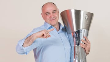 Pablo Laso, con el trofeo.