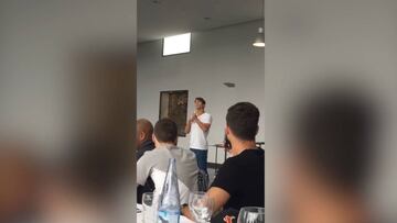 Casillas trolea a Óliver: le caza cantando... ¡con un plátano!