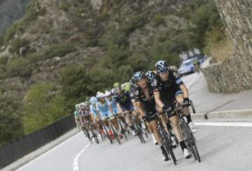 El pelotón durante la salida de la etapa entre Andorra la Vella y Cortals d' Encamp de 138 kilómetros. 