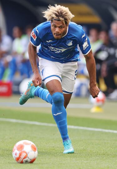 Fin de contrato: 2026 ? Valor (Olocip): 15,4 M
Formado en la prolífica cantera del Rennes, de donde salieron Camavinga o Dembélé, el Hoffenheim divisó el talento de Rutter y se hizo con él por apenas 750.000 euros en 2021. Pronto multiplicará la inversión con creces. Ocho goles y cinco asistencias el curso pasado de este ariete capaz de adaptarse a todo el frente de ataque. En Chamartín marcaría 0,53 tantos por partido.