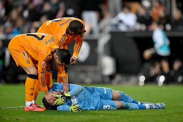 Mbapp y Lucas Vzquez atendieron al portero del Valencia cuando este se encontraba sobre el terreno de juego. 