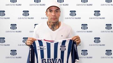 Dayro Moreno posando con la camiseta de Talleres de C&oacute;rdoba, su nuevo equipo