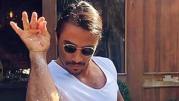Salt Bae echando sal a un plato de carne