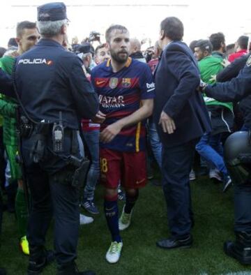 Jordi Alba celebra el título.