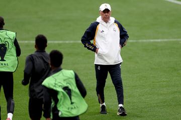 Ancelotti, durante el entrenamiento sobre Wembley.