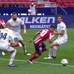 Oda al fútbol callejero: el golazo de Correa al Huesca