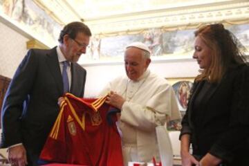El Papa Francisco recibe una camiseta de la Selección Española de mano de Rajoy