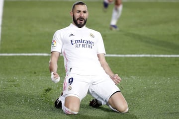 Actualmente, Benzema es el quinto jugador con más goles en la historia del Real Madrid. Son 261 tantos, y ya está por encima de otros ídolos del Santiago Bernabéu como Paco Gento, Hugo Sánchez y Ferenc Puskas. Está a 29 de Carlos Santillana, que es cuarto, y a 47 del Top-3 que empieza Alfredo Di Stéfano (308). Su promedio también lo coloca entre los mejores con un gol cada dos partidos.