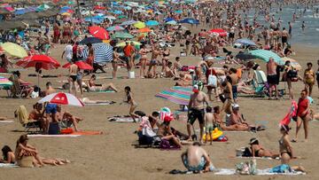 GRAFCVA6525. VALENCIA, 04/07/2020.- Vista general de la playa de la Malvarrosa durante este primer fin de semana de julio, considerado tambi&eacute;n como el primero de las vacaciones de verano EFE/Kai F&ouml;rsterling