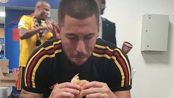 Hazard se come una hamburguesa despu&eacute;s de un partido en el Mundial de Rusia