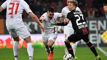 Augsburg (Germany), 26/04/2019.- Augsburg's Marco Richter in action against Leverkusen's Mitchell Weiser during the German Bundesliga soccer match between FC Augsburg and Bayer 04 Leverkusen in Augsburg, Germany, 26 April 2019. (Alemania) EFE/EP