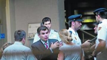 <b>NUNCA MÁS. </b>Nadie olvida la imagen de la Policía Judicial en el Bernabéu, tomada dos días antes de las Elecciones del 2 de julio de 2006.