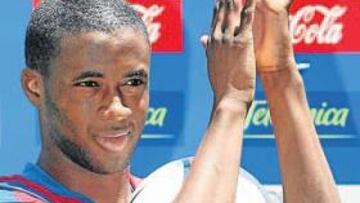 <b>AVALADO POR GERARD</b>. Touré Yaya saludó a los hinchas desde el césped del Camp Nou. Llega procedente del Mónaco, donde coincidió con Gerard López, quien avala su fichaje. Lo daré todo para triunfar, prometió.