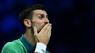 Novak Djokovic celebra su victoria sobre Carlos Alcaraz en Turín.