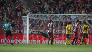 Oblak atrapa un balón durante el partido contra el Girona.