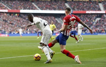 El árbitro Estrada Fernández y el VAR decidieron que la jugada entre el jugador rojiblanco Giménez y el jugador del Madrid Vinicius era penalti.