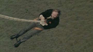 David Kirke, vestido con traje y corbata, realizando el primer salto de puenting de la historia en el Clifton Bridge de Bristol (Reino Unido), el 1 de abril del 1979. 