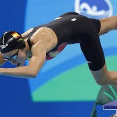 Jessica Vall roza el podio al nadar por la calle equivocada