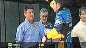 <b>VARIEDAD Y CRITERIO.</B> Alonso celebra su tercer puesto.