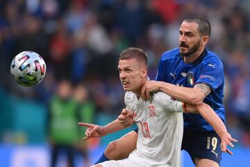 Dani Olmo y Leonardo Bonucci.