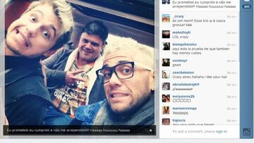 Dani Alves paga una apuesta decolorándose el pelo