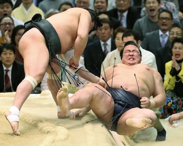 El gran campeón de sumo Kisenosato expulsado del ring por el mongol Yokozuna Harumafuji en el Gran Torneo de Sumo de Primavera en Osaka el 24 de marzo de 2017.