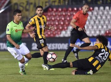 Venezuela's Zamora player Ricardo Klarke (L) vies for the ball with Paraguay's Guarani player Nery Bareiro during their Copa Libertadores 2017 football match at the Defensores del Chaco stadium in Asuncion, Paraguay on April 12, 2017. / AFP PHOTO / NORBERTO DUARTE