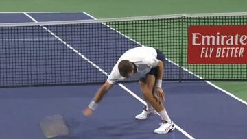 Pospisil golpea su raqueta en el Masters de Indian Wells.