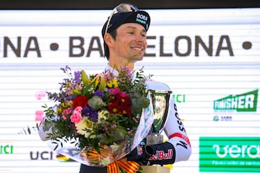 Primoz Roglic celebra en el podio tras ganar la Vuelta a Cataluña 2025.