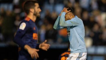 Sofiane Boufal se desespera echando las manos a la cabeza ante José Luis Gayá, jugador del Valencia.