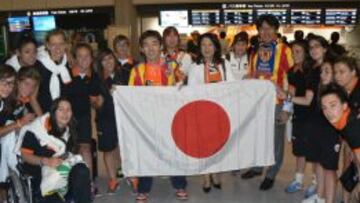 El Valencia Femenina es recibida por un grupo de aficionados japoneses en el aeropuerto de Tokio. 