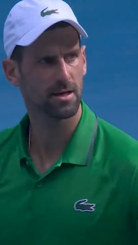 El gesto de Djokovic cuando iba perdiendo: en la narración alucinaron y la pista se vino abajo