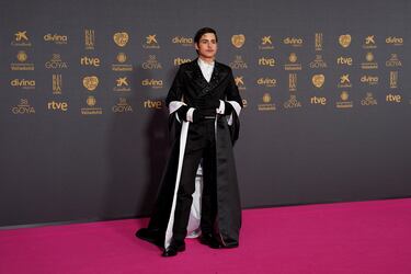 Omar Banana con un traje de Tamara Press y zapatos de Baerchi.