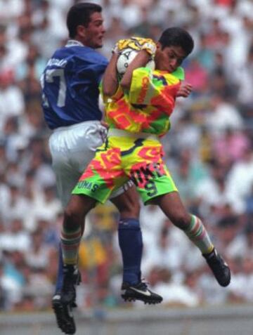 Carlos Hermosillo y Jorge Campos disputan un balón en el aire.