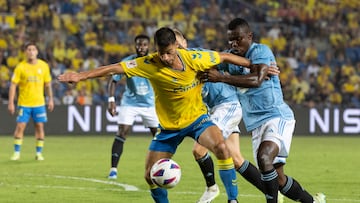 El centrocampista de Las Palmas Enzo Loiodice (i)  trata de jugar un balón ante Joseph Aidoo, del Celta, durante el partido de LaLiga que UD Las Palmas y Celta de Vigo han disputado este lunes en el estadio de Gran Canaria.