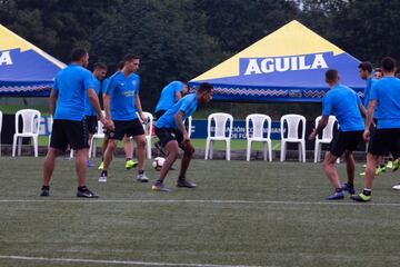 El equipo argentino hizo un trabajo regenerativo en la cancha principal de la Federación Colombia de Fútbol. Villa y Fabra, los dos colombianos presentes. 