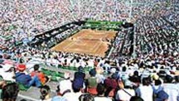 <B>VOLCADOS CON LA ARMADA.</B> Los malagueños acudieron en masa a ver los partidos de la Copa Davis y el recinto presentó este aspecto totalmente abarrotado.