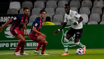 Lago Junior, del Racing, contra el Huesca.