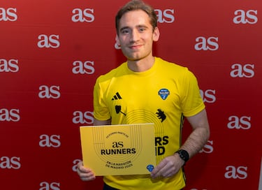Los runners de AS con sus camisetas para la Zúrich Rock 'n' Roll Running Series Madrid. Jersey amarillo maratón,  gris media maratón y rojo 10 km.