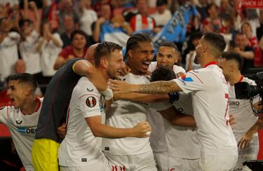 2-0. Loïc Badé celebra el segundo tanto con sus compañeros de equipo.