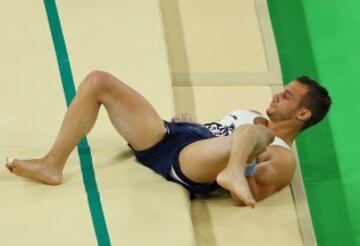 El gimnasta francés se fracturó la tibia de su pierna izquierda tras un mal salto. Sus compañeros no lo pedían creer. La peor imagen de Río 2016.
