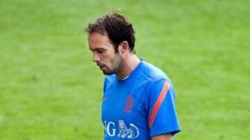 El internacional holandés Joris Mathijsen abandona el entrenamiento en el estadio Reymana de Cracovia, Polonia, hoy, jueves 7 de junio de 2012, tras sufrir una lesión del tendón de la corva. EFE/Koen Van Weel