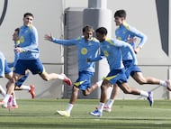 Lamine sonríe cn Balde, Cubarsí y Bernal.