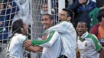 <b>GOL CLAVE. </b>Órteman es felicitado por Duscher, Serrano y Tchité tras marcar el primer tanto del partido en el minuto 80.