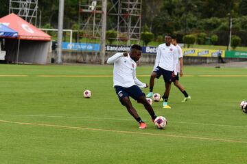 En la sede de la Federación Colombiana de Fútbol, en Bogotá, los convocados por Reinaldo Rueda para el morfociclo de la Selección Colombia tuvieron su primer día de entrenamiento. 