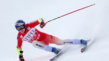 El esquiador suizo Marco Odermatt compite durante la prueba de supergigante en la Copa del Mundo de Esquí Alpino de Aspen.