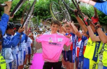 Primera ciclista en ganar una grande. La vasca ganó su primer Giro en 1999. en 2000 repitió y ganó el Tour.