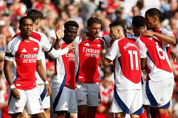 London (United Kingdom), 17/08/2024.- Bukayo Saka of Arsenal (3L) celebrates scoring the 2-0 goal during the English Premier League match between Arsenal and Wolverhampton Wanderers in London, Britain, 17 August 2024. (Reino Unido, Londres) EFE/EPA/DAVID CLIFF EDITORIAL USE ONLY. No use with unauthorized audio, video, data, fixture lists, club/league logos, 'live' services or NFTs. Online in-match use limited to 120 images, no video emulation. No use in betting, games or single club/league/player publications.
