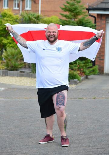 Aficionado inglés con su tatuaje donde se puede leer: "Sir Harry, World Cup Winners 2018"